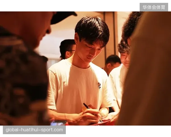 杨明洋晒国足训练照：从“小将”到“国球大师”的坚持与梦想